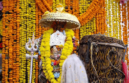 कपाट खुलते ही बम-बम भोले के जयकारों से मंदिर परिसर गूंज उठा
