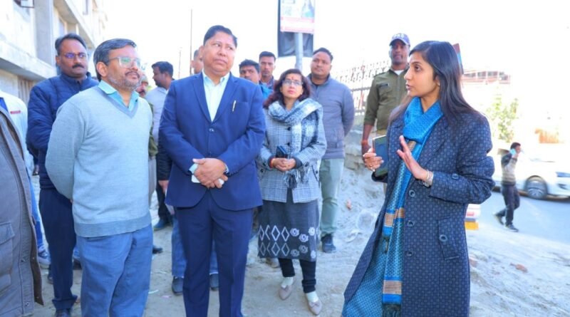 जिलाधिकारी ने किया श्रीनगर के एचएनबी बेस हॉस्पिटल के निर्माणाधीन क्रिटिकल केयर ब्लॉक का निरीक्षण