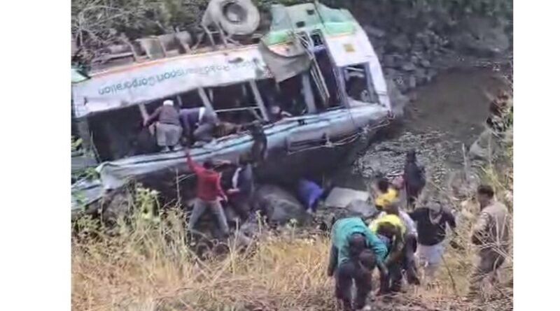 विकासनगर में दर्दनाक हादसा, हिमाचल रोडवेज की बस गहरी खाई में गिरी, तीन की मौत विकासनगर में दर्दनाक हादसा, हिमाचल रोडवेज की बस गहरी खाई में गिरी, तीन की मौत