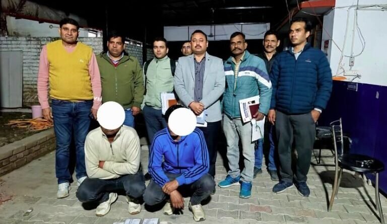 SSC परीक्षा में हाईटेक नकल गिरोह का भंडाफोड़, दो आरोपी गिरफ्तार SSC परीक्षा में हाईटेक नकल गिरोह का भंडाफोड़, दो आरोपी गिरफ्तार