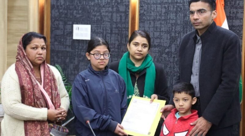 जिला प्रशासन की मानवीय पहल- विधवा महिला का बैंक ऋण चुकाया, बच्चों के भविष्य को दी सुरक्षा जिला प्रशासन की मानवीय पहल- विधवा महिला का बैंक ऋण चुकाया, बच्चों के भविष्य को दी सुरक्षा