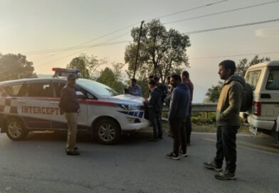 देवप्रयाग मार्ग पर सघन चेकिंग अभियान, 18 वाहनों के किए चालान