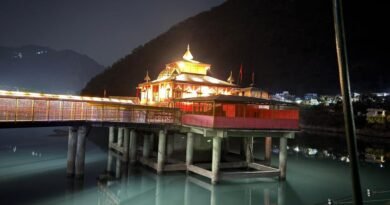 चारधाम यात्रा से पूर्व धारी देवी मंदिर परिसर में आधुनिक वॉल वॉशर लाइटिंग व्यवस्था स्थापित