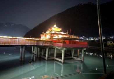 चारधाम यात्रा से पूर्व धारी देवी मंदिर परिसर में आधुनिक वॉल वॉशर लाइटिंग व्यवस्था स्थापित