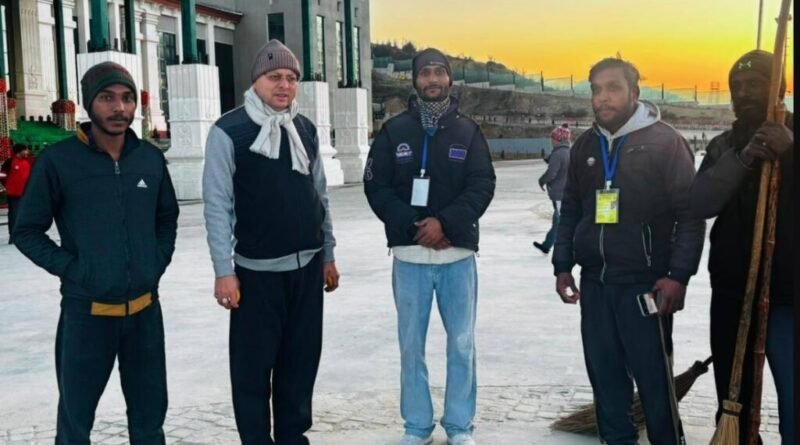 विधानसभा सत्र में योगदान दे रहे कर्मचारियों से मिले सीएम धामी