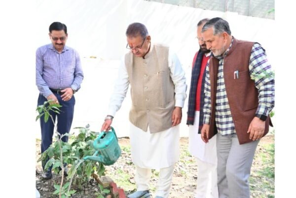 कृषि मंत्री गणेश जोशी ने अपने शासकीय आवास पर किया पौधरोपण