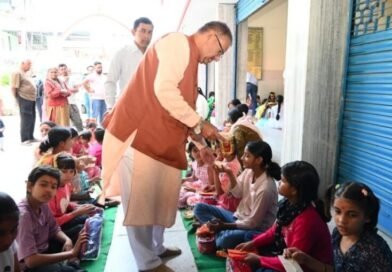 कैबिनेट मंत्री गणेश जोशी ने चैत्र नवरात्रि के षष्ठम दिन 251 कन्याओं का पूजन कर लिया आशीर्वाद