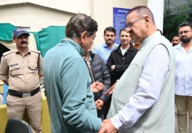 रिटायर्ड ब्रिगेडियर मृतक मुकेश जोशी के परिजनों से मिले कैबिनेट मंत्री गणेश जोशी