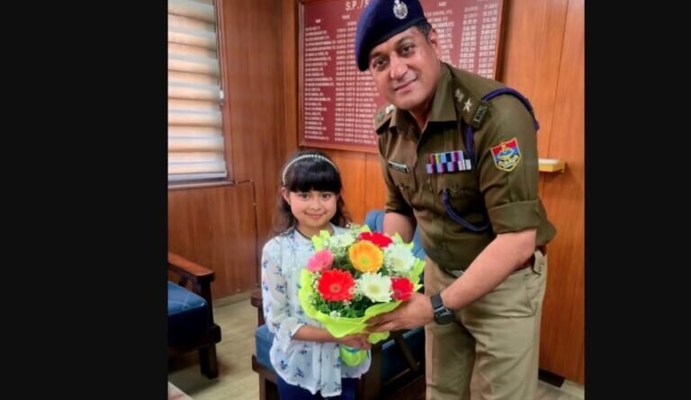 देहरादून एसएसपी से मिलने पहुंची नन्ही बच्ची, फूल देकर जताया पुलिस के प्रति सम्मान
