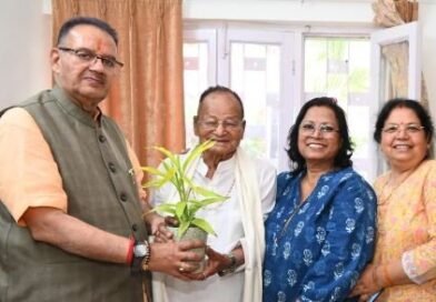 मंत्री गणेश जोशी ने रिटायर्ड हवलदार उदय सिंह थापा को दी 100वें जन्मदिवस की शुभकामनाएं