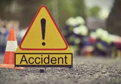 अनियंत्रित होकर सरिये से लदे ट्रक से टकराई कार, एक महिला की मौत