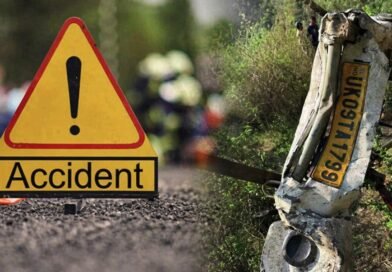 गहरी खाई में गिरा यूटिलिटी वाहन, 8 की मौत