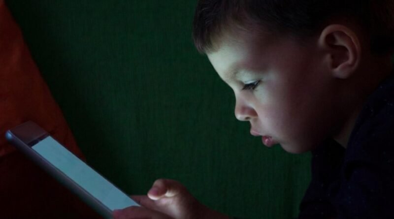 क्या आपका बच्चा भी अक्सर मोबाइल फोन से चिपका रहता है, तो जान लीजिये इसके गंभीर नुकसान