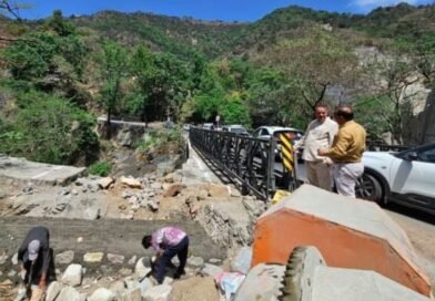 कैबिनेट मंत्री गणेश जोशी ने मसूरी-देहरादून मार्ग पर बन रहे वैली ब्रिज के निर्माण कार्य का किया निरीक्षण 