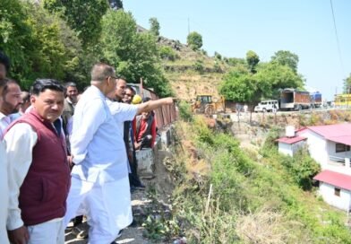 गढ़-बुरांसखण्डा मोटर मार्ग के सर्वे कार्य का निरीक्षण करते कैबिनेट मंत्री गणेश जोशी गढ़-बुरांसखण्डा मोटर मार्ग के सर्वे कार्य का निरीक्षण करते कैबिनेट मंत्री गणेश जोशी
