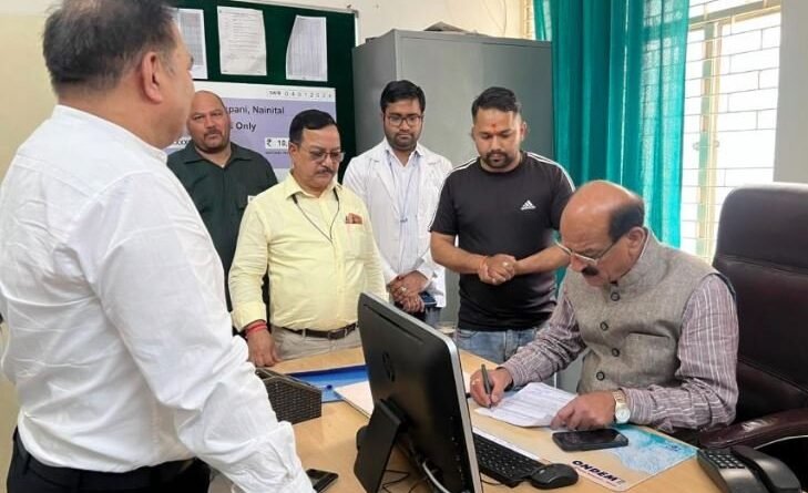 स्वास्थ्य मंत्री सुबोध उनियाल ने किया गरमपानी सामुदायिक स्वास्थ्य केंद्र का औचक निरीक्षण