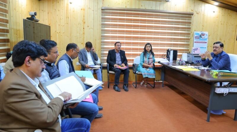 गढ़वाल कमिश्नर ने पेयजल संकट दूर करने के लिए मौके पर जारी किए 25 लाख, जल संस्थान को तीन दिन में जनरेटर लगाने के निर्देश