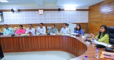 मासिक स्टाफ बैठक में जिलाधिकारी ने राजस्व वसूली से लेकर फार्मर रजिस्ट्री तक दिए कड़े निर्देश