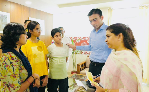 कैंसर पीड़ित विधवा सुनीता को जिला प्रशासन का सहारा, बच्चों की शिक्षा फिर हुई शुरू