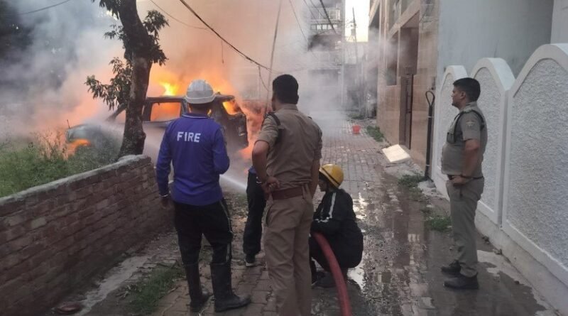 देहरादून के दून विहार में नई स्कॉर्पियो में लगी भीषण आग, टला बड़ा हादसा देहरादून के दून विहार में नई स्कॉर्पियो में लगी भीषण आग, टला बड़ा हादसा