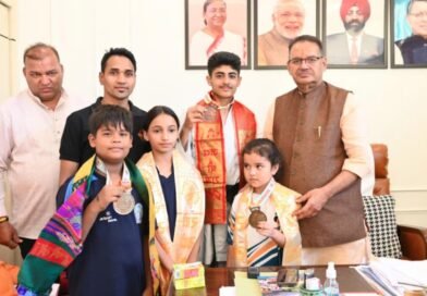 कैबिनेट मंत्री गणेश जोशी ने कराटे चैंपियनशिप के विजेताओं को किया सम्मानित कैबिनेट मंत्री गणेश जोशी ने कराटे चैंपियनशिप के विजेताओं को किया सम्मानित