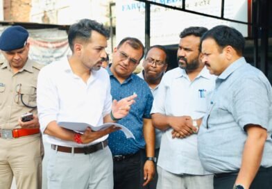 आढ़त बाजार–तहसील चौक सड़क चौड़ीकरण परियोजना का डीएम ने किया निरीक्षण, मुआवजा प्रक्रिया में तेजी के निर्देश