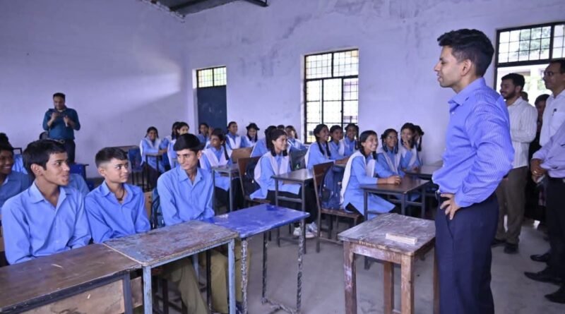 छात्रा से मारपीट के मामले में अतिथि शिक्षिका का अनुबंध समाप्त, डीएम ने दिए सख्त निर्देश