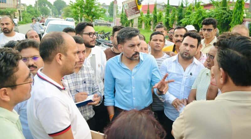 बालावाला क्षेत्र में सिंचाई एवं जनसमस्याओं पर जिलाधिकारी के कड़े निर्देश बालावाला क्षेत्र में सिंचाई एवं जनसमस्याओं पर जिलाधिकारी के कड़े निर्देश