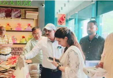 त्योहारी सीजन में मिलावटखोरी पर प्रशासन सख्त, मिठाई की दुकानों पर ताबड़तोड़ छापेमारी त्योहारी सीजन में मिलावटखोरी पर प्रशासन सख्त, मिठाई की दुकानों पर ताबड़तोड़ छापेमारी