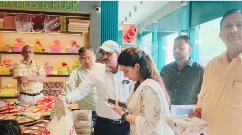 त्योहारी सीजन में मिलावटखोरी पर प्रशासन सख्त, मिठाई की दुकानों पर ताबड़तोड़ छापेमारी त्योहारी सीजन में मिलावटखोरी पर प्रशासन सख्त, मिठाई की दुकानों पर ताबड़तोड़ छापेमारी