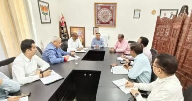शिक्षा मंत्री डॉ. धन सिंह रावत ने विभागीय अधिकारियों के साथ की समीक्षा बैठक शिक्षा मंत्री डॉ. धन सिंह रावत ने विभागीय अधिकारियों के साथ की समीक्षा बैठक