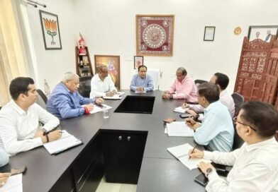 शिक्षा मंत्री डॉ. धन सिंह रावत ने विभागीय अधिकारियों के साथ की समीक्षा बैठक शिक्षा मंत्री डॉ. धन सिंह रावत ने विभागीय अधिकारियों के साथ की समीक्षा बैठक