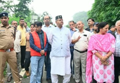 मसूरी-देहरादून मार्ग पर भूस्खलन से बढ़ी परेशानी, मंत्री गणेश जोशी ने किया निरीक्षण