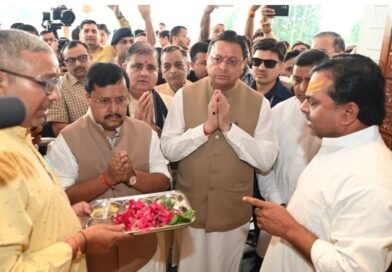 मुख्यमंत्री धामी ने महालक्ष्मी अष्टभुजा मंदिर में की पूजा-अर्चना