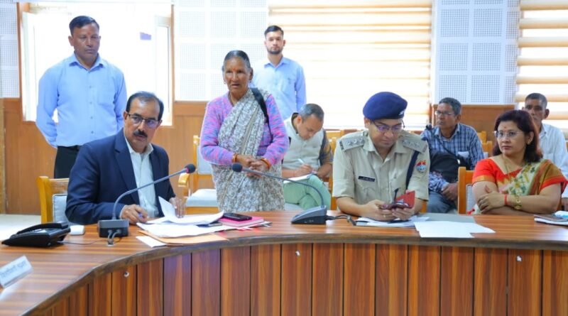 जनता दर्शन में 10 शिकायतों पर सुनवाई, अपर जिलाधिकारी ने दिए त्वरित निस्तारण के निर्देश जनता दर्शन में 10 शिकायतों पर सुनवाई, अपर जिलाधिकारी ने दिए त्वरित निस्तारण के निर्देश