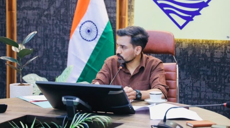 परिवार की प्रताड़ना से शिक्षा से वंचित रुद्र प्रताप नेगी का सहारा बना जिला प्रशासन परिवार की प्रताड़ना से शिक्षा से वंचित रुद्र प्रताप नेगी का सहारा बना जिला प्रशासन